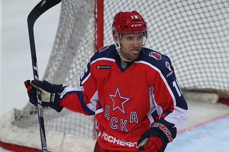 Один из звездных игроков КХЛ поменял Москву на Санкт-Петербург